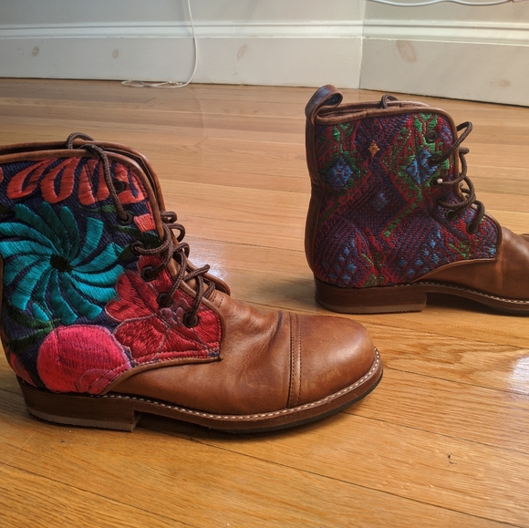 Teysha Shoes - Teysha Peace boots (US W size 8)